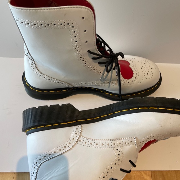 Dr. Martens Bentley II White w/ Red Hearts - Picture 4 of 9